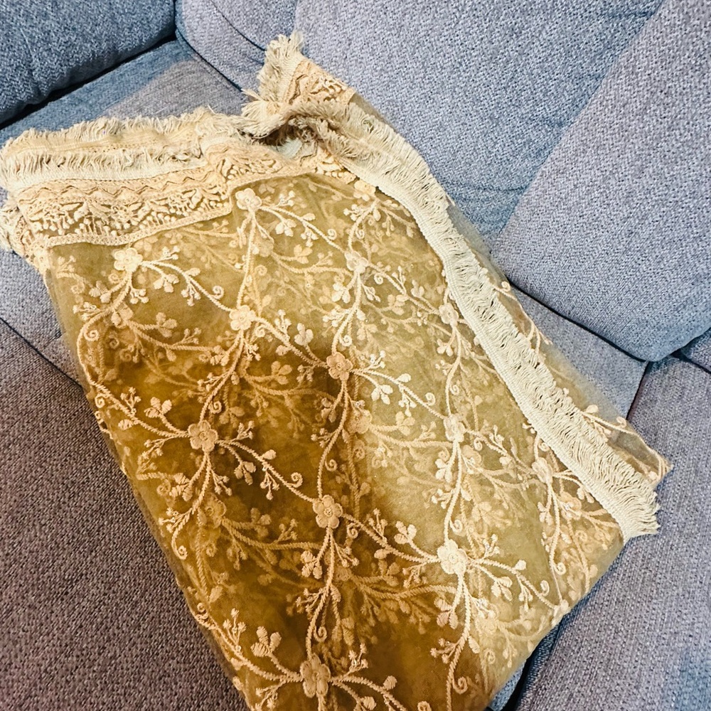 Elegant Gold Lace Indian Pakistani dupatta - Picture 2 of 7